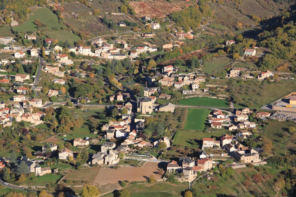 Gite La Cerise Qui Rit La Cresse Exterior foto